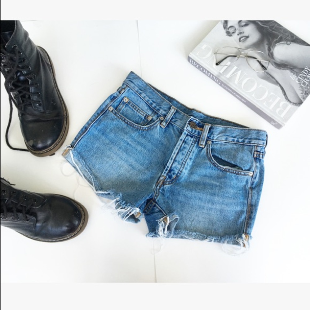 LIGHT WASH FRAYED DENIM SHORTS